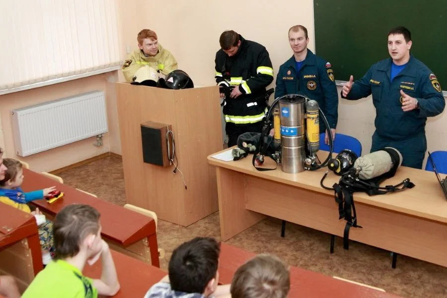 В гости к маленьким пациентам Детской областной больницы пришли пожарные