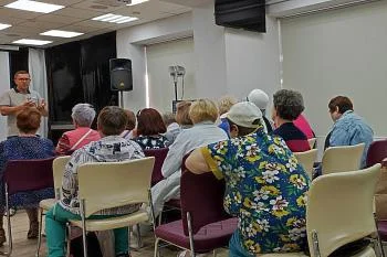 На занятии в школе пациента слушателям рассказали о профилактике онкозаболеваний кожи