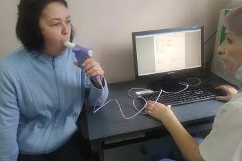 Врачи Правдинской больницы исследуют функцию внешнего дыхания пациентов на современном оборудовании