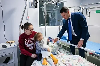 Маленькие пациенты Детской областной больницы получили новогодние подарки