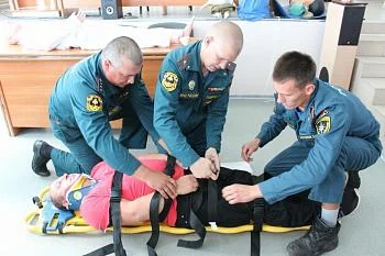 Двенадцать сотрудников МЧС отработали навыки оказания доврачебной медицинской помощи